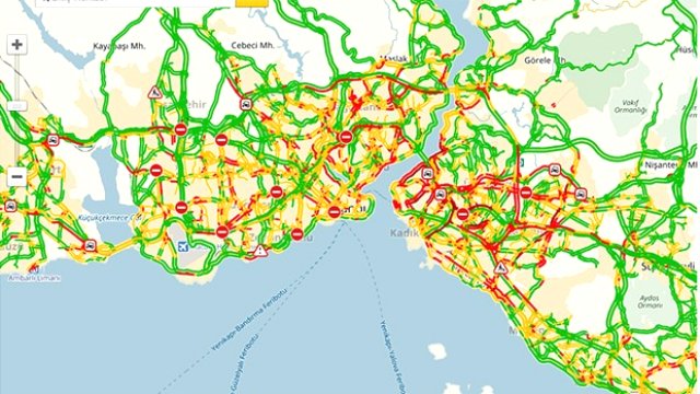 Metrobüs kaza yaptı! Trafik kilitlendi