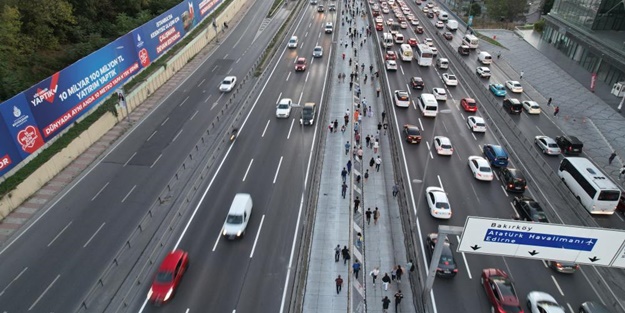 Metrobüs kazasından sonra uzun insan ve araç kuyruğu!