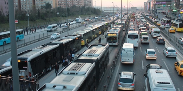 Metrobüs duraklarında bekliyorlar: Aylık kazançları..