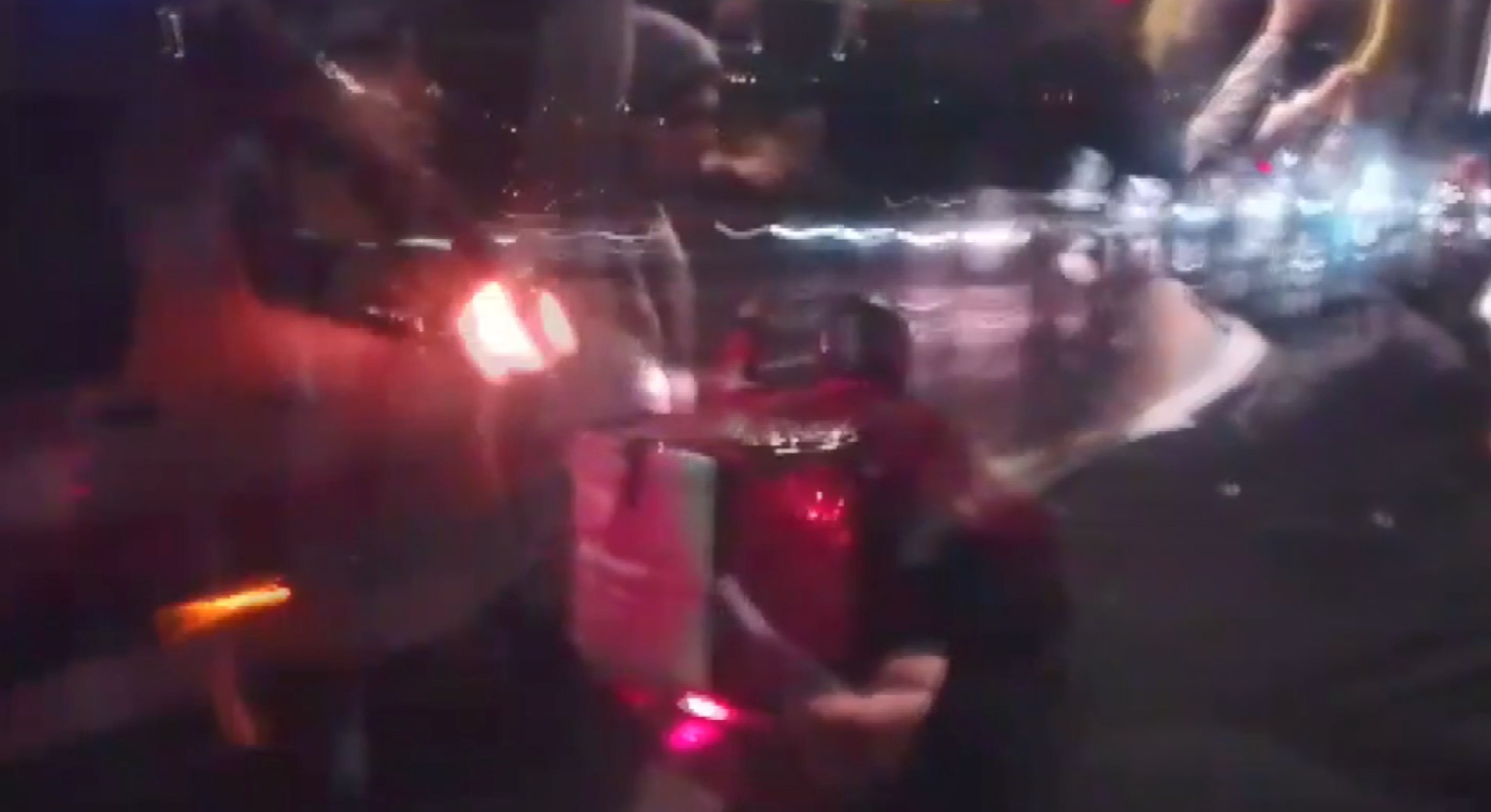 Metrobüs ve ambulans motokuryeye kalkan oldu