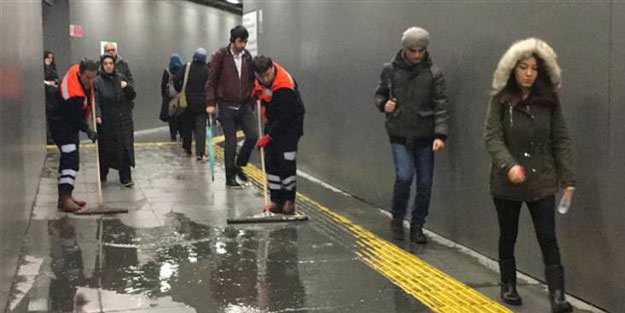 Metrobüs yaya geçidini su bastı