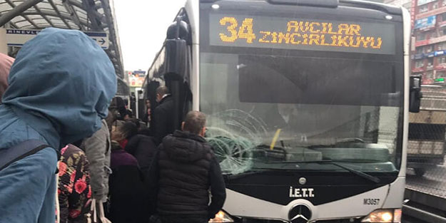 Metrobüs yayaya çarptı! Seferler durdu