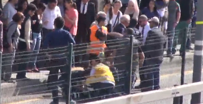 Metrobüs yoluna düşen kadını şoför fark etti