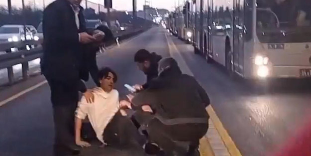Metrobüs yoluna giren genç kazaya neden oldu