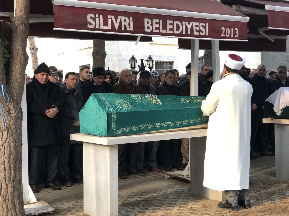 Metrobüs yoluna girerek kaza yapan genç motorcu, son yolcuğuna uğurlandı 