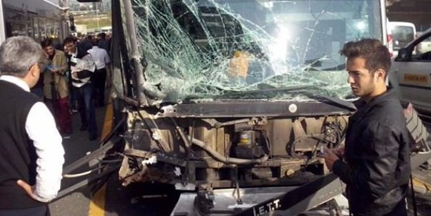 Metrobüs yolunda kaza