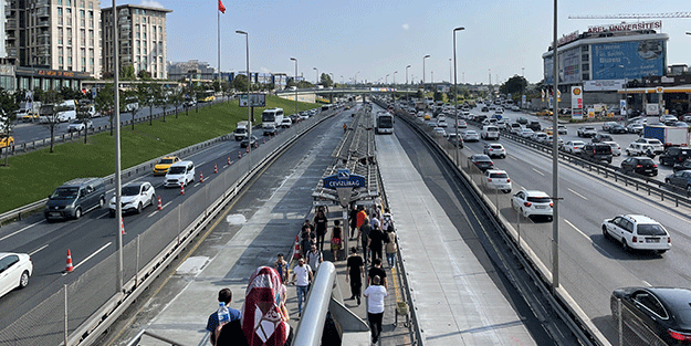 Metrobüse binecekler dikkat! Söğütlüçeşme yönü kapatıldı