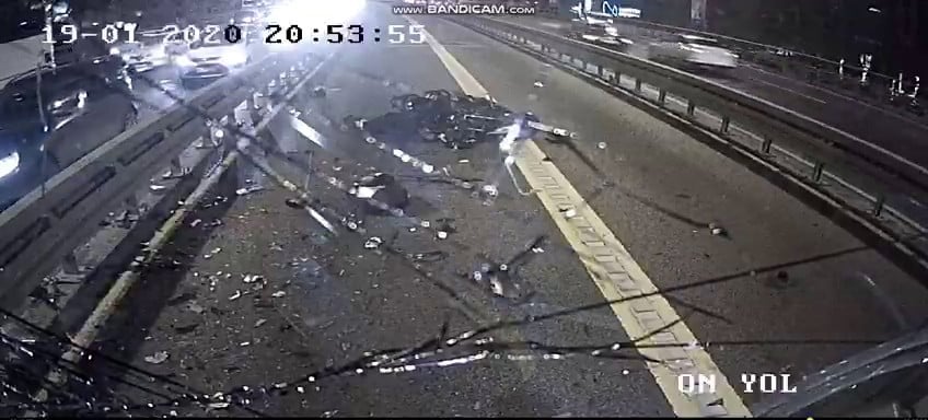 Metrobüsle motosikletin çarpıştığı anlar kamerada 