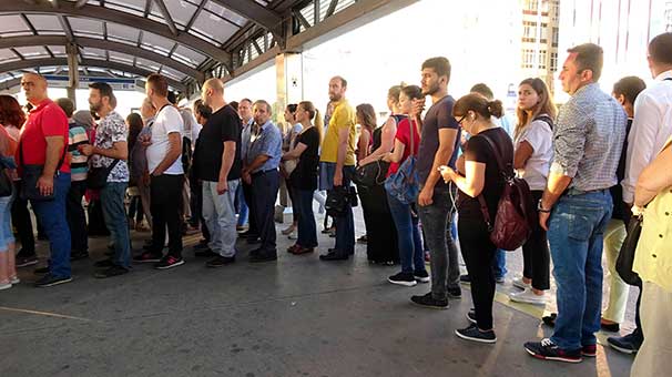 Metrobüslerde oturarak yolculuk yapmak için her sabah sıraya giriyorlar