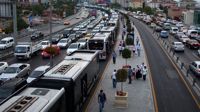 Metrobüste arıza: Seferler aksadı