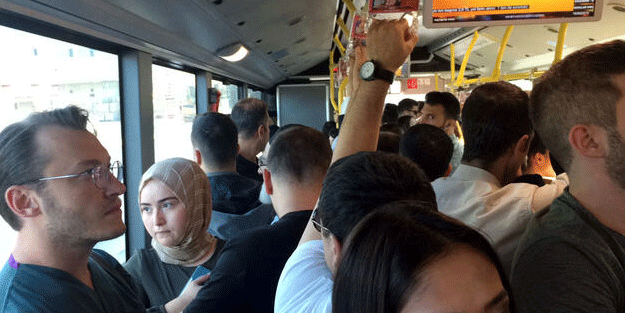 Metrobüste ilginç diyalog: Sabret 4 yıl kaldı