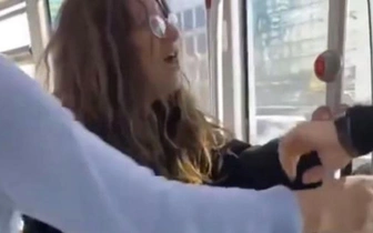 Metrobüste kadından akıl almaz şirretlik! Bu yüzden adama saldırdı, tükürüp "İlkokul mezunu seviyesiz" dedi