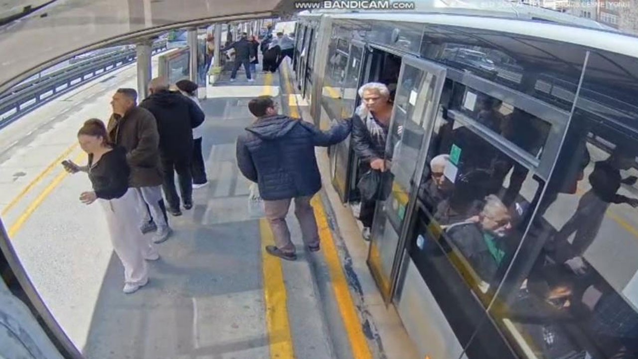 Metrobüste korkunç saniyeler! Deprem anında beşik gibi sallandı