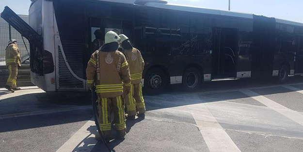 Metrobüste korkutan yangın!