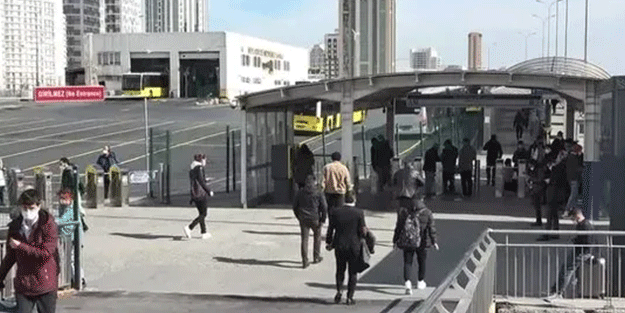 Metrobüs'te skandal olay! HES kodu olmadığı için alınmayınca...