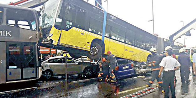 Metrobüste yolcu terörü: 11 yaralı