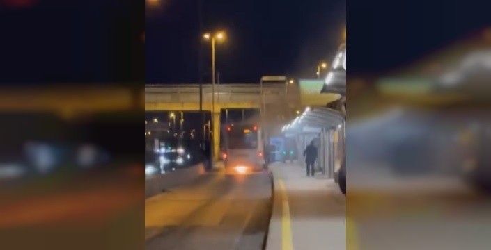 Metrobüsün motoru alev aldı