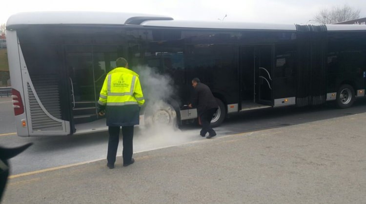 Metrobüsün tekerleği alev aldı