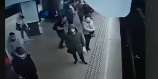 Metroda akılalmaz olay! Tanımadığı kadını raylara itti