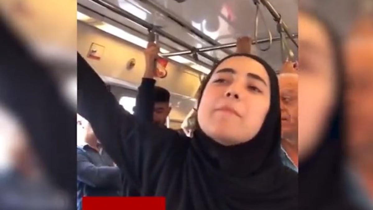Metroda bir anda böyle bağırmaya başladı! Yolcular, başörtülü kızı şaşkınlık içinde izledi