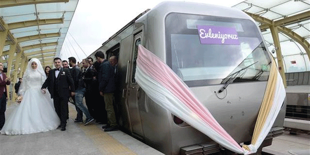 Metroda bir ilk, gelin arabası yerine…