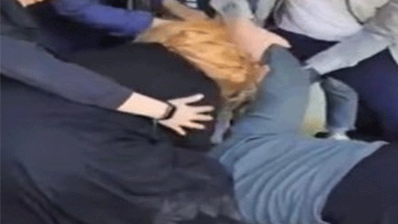 Metroda dilenci kavgası kamerada: Saç saça birbirlerine girdiler!