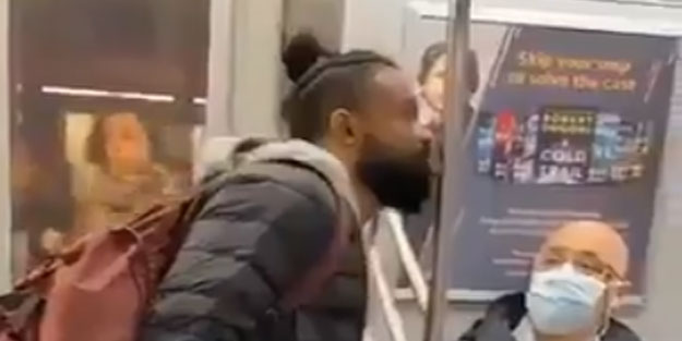 Metroda diliyle demirleri yaladı