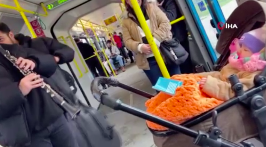 Metroda gülümseten anlar! Ağlayan bebeğe klarnetle ninni çaldı