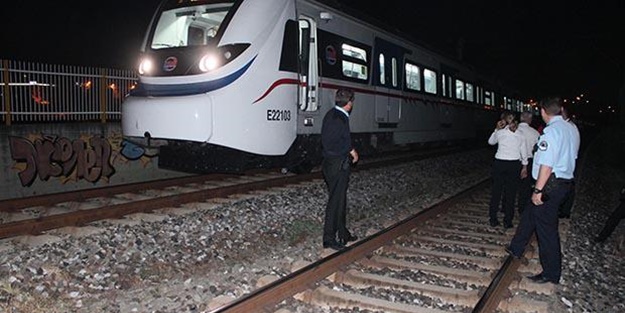 Metroda intihar... Raylara atladı