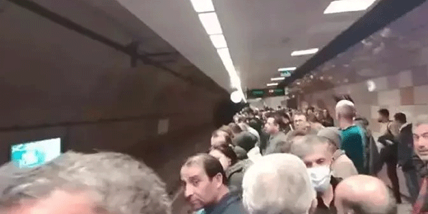 Metroda meydana gelen arıza yolcuları isyan ettirdi