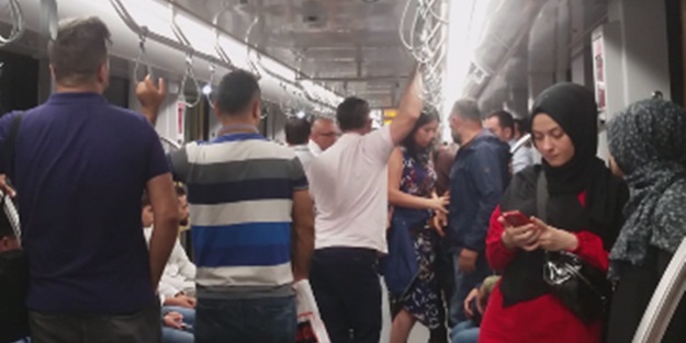 Metroda provokasyon! Başörtülü kadını hedef alıp olay çıkardı