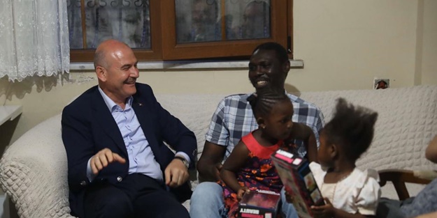 Metroda sözlü saldırıya uğramışlardı! Bakan Soylu'dan Senegalli aileye ziyaret