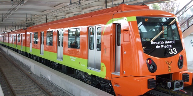 Metronun altında kalmaktan son anda kurtuldu