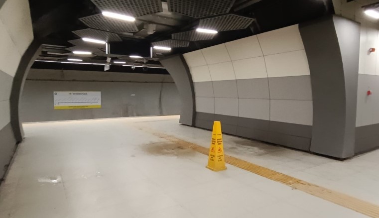 Metronun duvarlarından sular akmaya başladı! Dubalarla önlem aldılar!