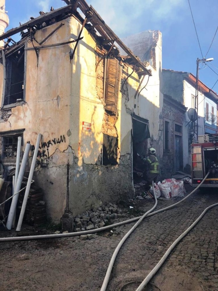 Metruk bina hep yanıyor, itfaiye söndürüyor 