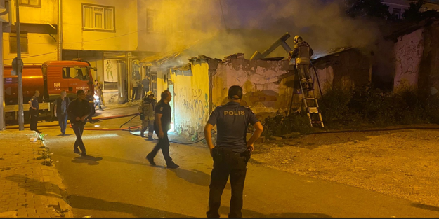 Metruk binada çıkan yangın mahallede paniğe neden oldu