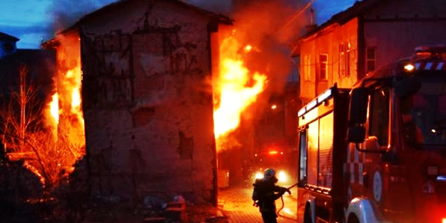 Metruk binada yangın!