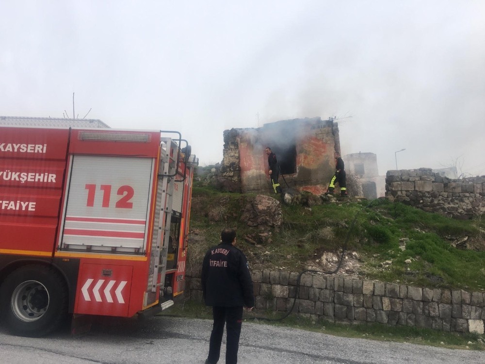 Metruk binadaki yangın itfaiye ekiplerince söndürüldü 