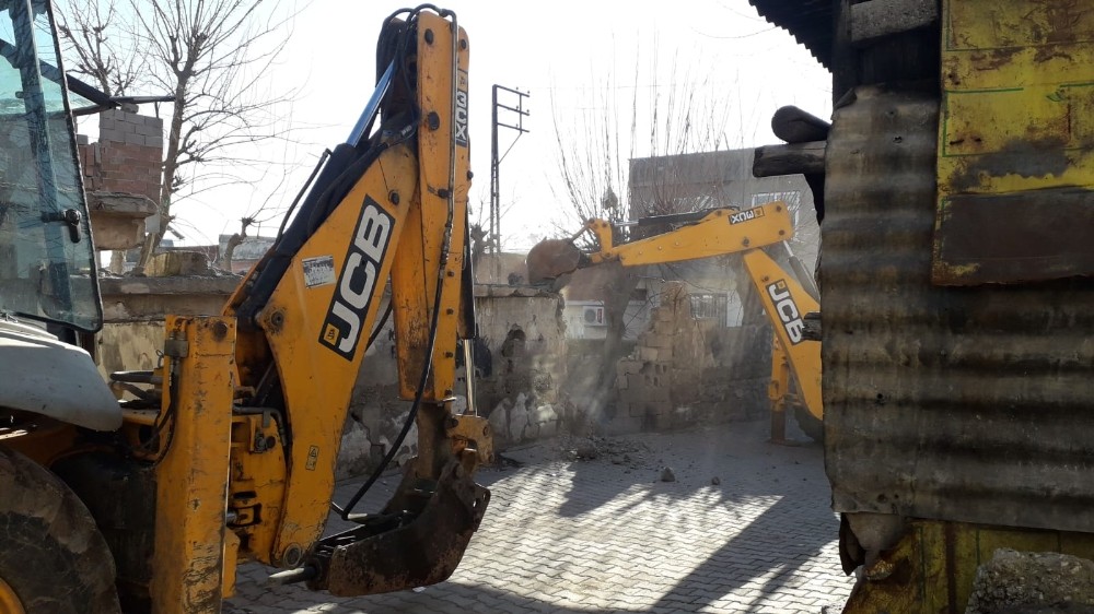 Metruk binaların yıkımına devam ediliyor 