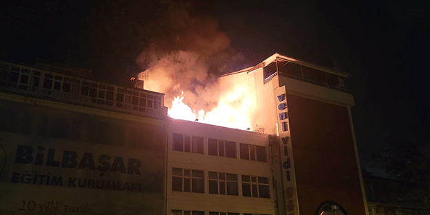Metruk binanın çatısı alev alev yandı!