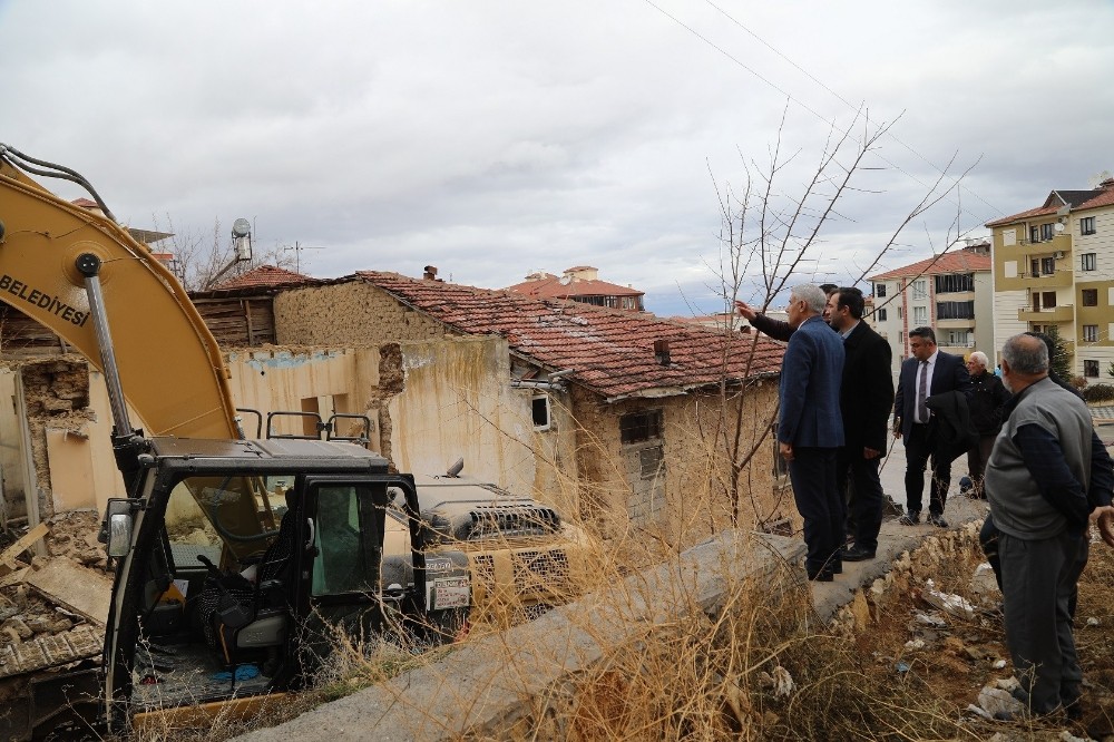 Metruk evler yıkılıyor 