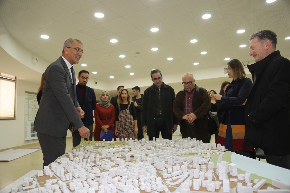 MEÜ öğrencileri, ödev olarak Mezitli Kent Meydanı Projesi hazırladı 