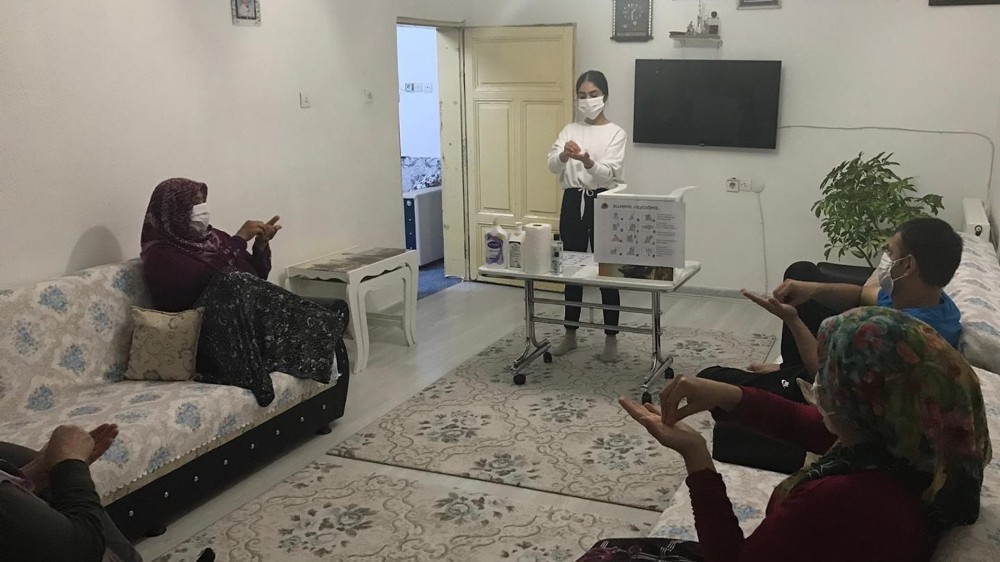 MEÜ’nün hemşire adayları, yaşadıkları illerde maske kullanımı ve hijyeni anlattı 