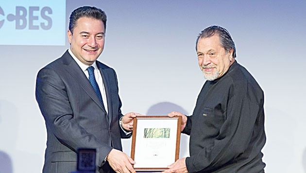 Mevcut yapı, büyümenin önünde camdan bir tavan