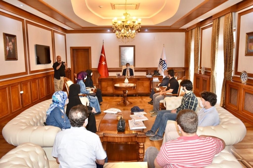 Mevlid-i Nebi Gençlik Bilgi Yarışması’nda dereceye girenler ödüllendirildi 