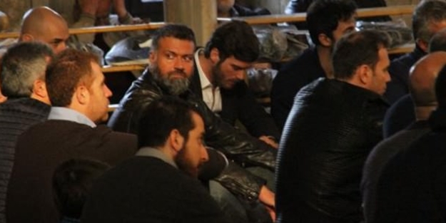 Kıvanç Tatlıtuğ'un gözleri doldu