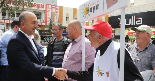 Mevlüt Çavuşoğlu 'hayır' standına gitti