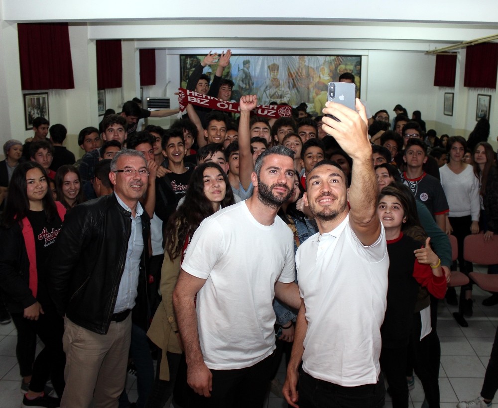 Mevlüt Erdinç’ten öğrencilere gol sözü 
