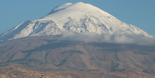 Mevsimin ilk karı yağdı! Ağrı Dağı beyaza büründü