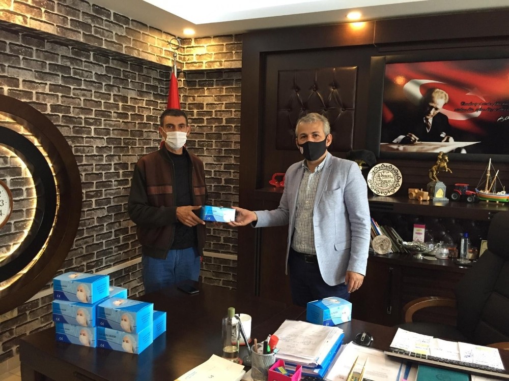 Mevsimlik işçilere maske dağıtımı 